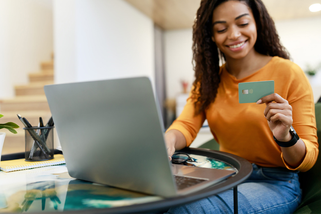 Sem Título 1 0024 happy woman holding debit credit card using pc 2022 12 16 08 51 13 utc scaled 1