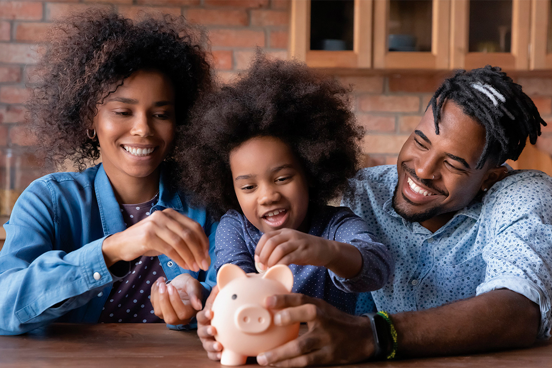 Sem Título 1 0038 Caring family discussing finances with young daughter